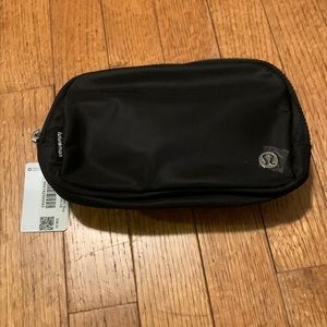 lululemon everywhere belt bag -black